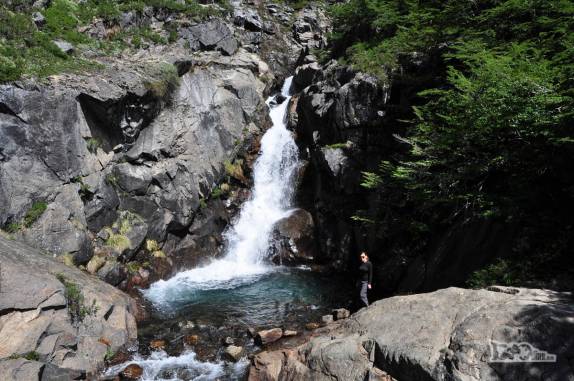 Ao final de uma encosta bem íngrime, chegamos a uma bela cachoeira já bem perto do Refúgio San Martín, no lago Jakob, na região de Bariloche, na Argentina